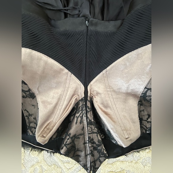 Silk and French lace bustier. - Picture 4 of 6